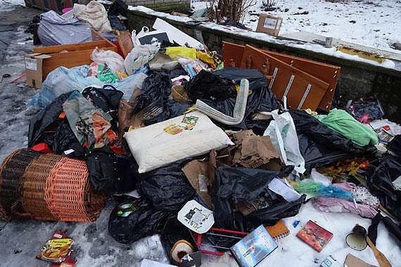 Czytelnik: Wysypisko mieci na podwrku przy ulicy Poznaskiej