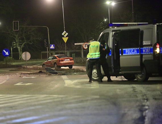 21-latek kierujcy oplem ci znak i uderzy w wysepk. Za swj wyczyn odpowie przed sdem