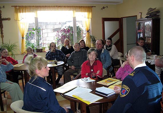 Policjanci i stranicy miejscy z seniorami o bezpieczestwie