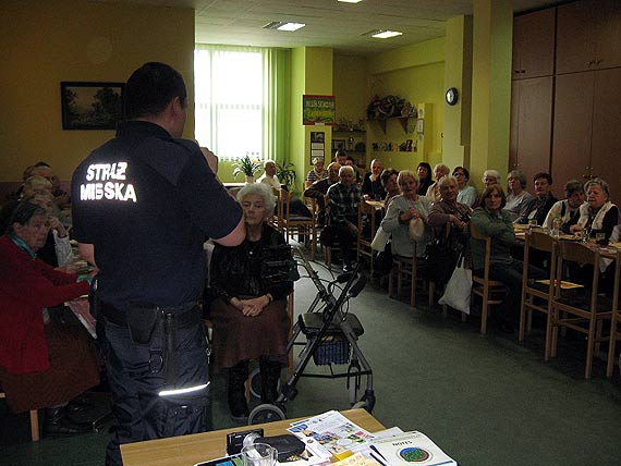 Policjanci i stranicy miejscy z seniorami o bezpieczestwie