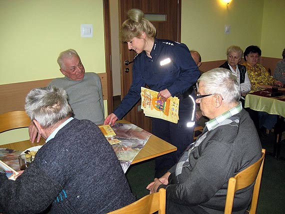 Policjanci i stranicy miejscy z seniorami o bezpieczestwie