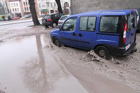 Rzecznik obiecuje, e utwardz parking. Czytelnik: to nie parking tylko jedyny dojazd do siedmiu posesji. Tam s sklepy, gastronomia, usugi, biura i mieszkania. 