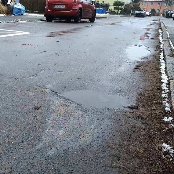 Najbardziej skażona ulica w mieście. Na każdym kroku plamy oleju