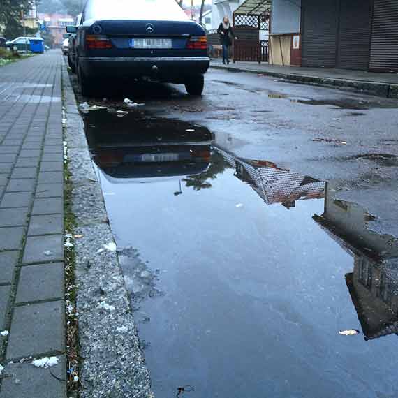 Najbardziej skażona ulica w mieście. Na każdym kroku plamy oleju