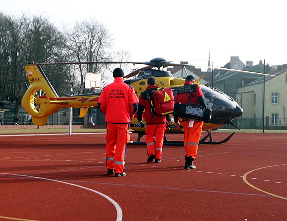 Helikopter wyldowa na boisku. Przyczyn byo zaburzenie rytmu serca u maego dziecka