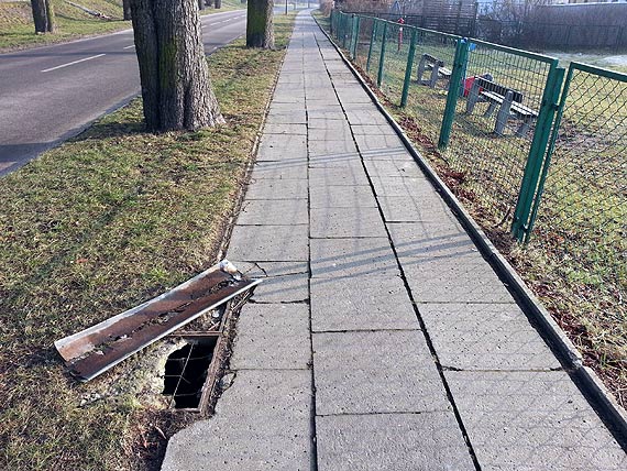 Niebezpieczna studzienka przy placu zabaw na Warszowie zagraa pieszym