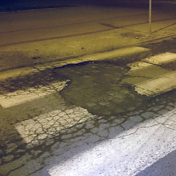 Czytelnik: Ogromna dziura w jezdni na Warszowie