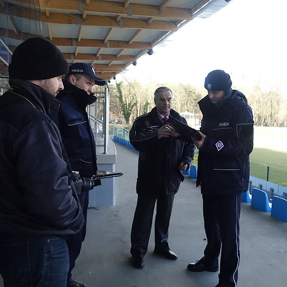 Policja sprawdzaa monitoring na stadionie miejskim. Zobacz film!