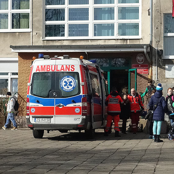 13- latka stracia przytomno na lekcji. Wezwano pogotowie ratunkowe 