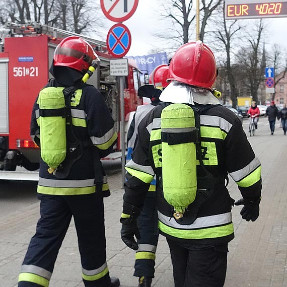 Nieprzyjemny zapach spalenizny w kantorze na Armii Krajowej. Wezwano straakw