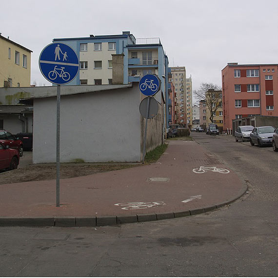 Policjanci ponownie prosz o kontakt uczestniczk zdarzenia na ciece dla rowerw przy Konstytucji