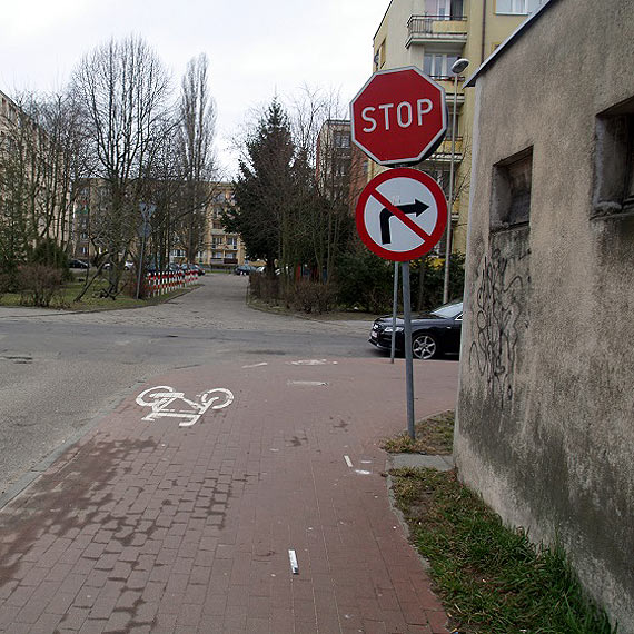 Policjanci ponownie proszą o kontakt uczestniczkę zdarzenia na ścieżce dla rowerów przy Konstytucji