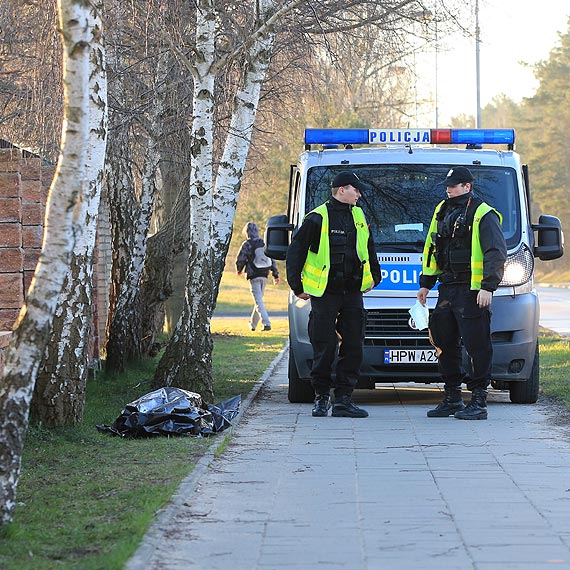 40- letni bezdomny zmarł na chodniku