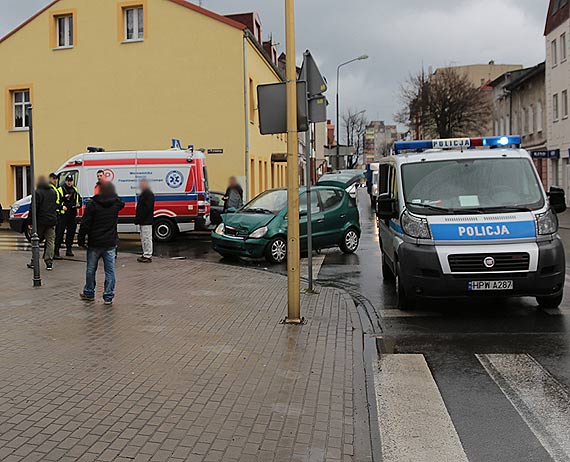 Grona kolizja z udziaem niemieckiego kierowcy na skrzyowaniu ulicy Piastowskiej z Wyspiaskiego 