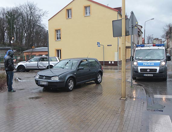 Czarna niedziela na skrzyowaniu ulicy Piastowskiej z Wyspiaskiego. Dwie kolizje w jeden dzie