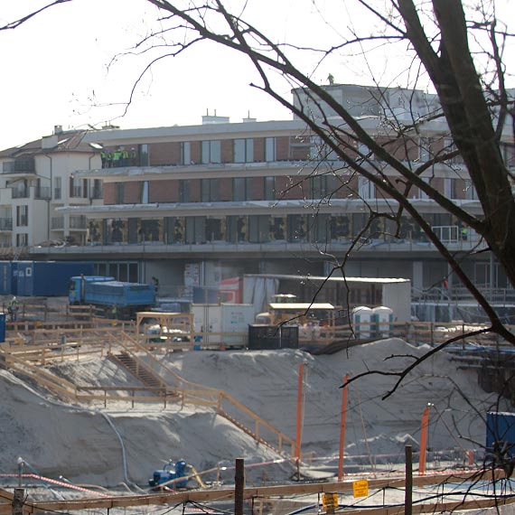 Trwaj prace wykoczeniowe przy budowie apartamentowcw. Molo zalene od wsparcia unijnego