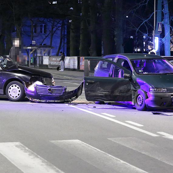 Wymusia pierwszestwo. Volkswagen uderzy w bok fiata