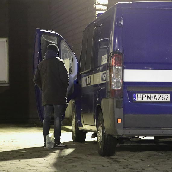 Bezdomny uwiziony w zsypie