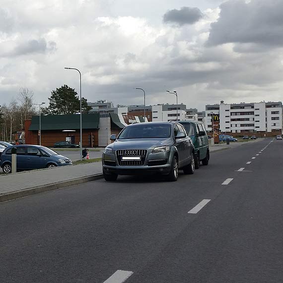 Samochody blokuj ulic, a obok czeka duy parking