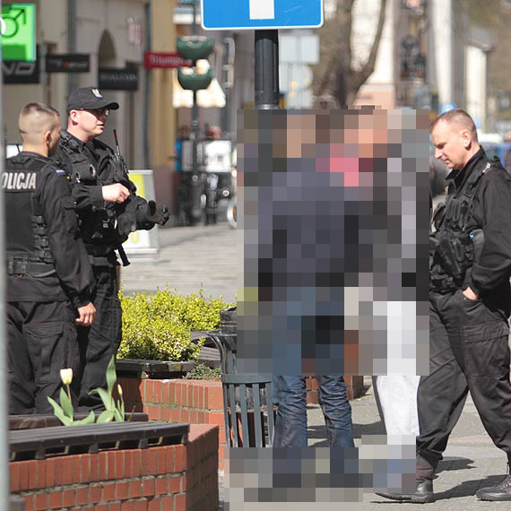Bjka w sklepie. W pomieszczeniu kto uy gazu. Na miejscu policjanci oraz straacy