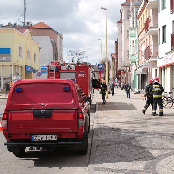 Bjka w sklepie. W pomieszczeniu kto uy gazu. Na miejscu policjanci oraz straacy