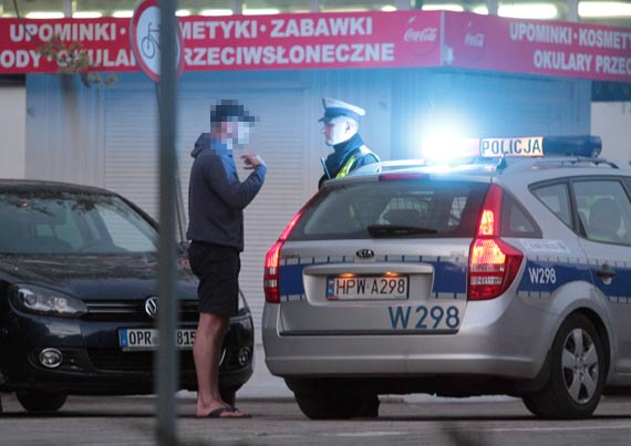 Niemiecki samochód wjechał na plażę. Pomóż policjantom ustalić czy to ten sam...