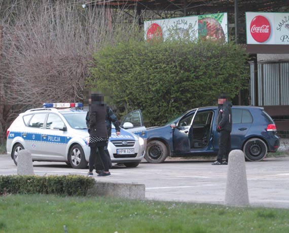 Niemiecki samochód wjechał na plażę. Pomóż policjantom ustalić czy to ten sam...