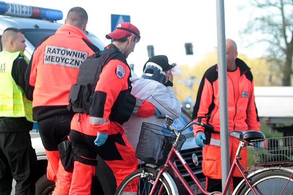 Kierowca hondy na ciece rowerowej potrci rowerzystk. Kobieta z urazem gowy trafia do szpitala