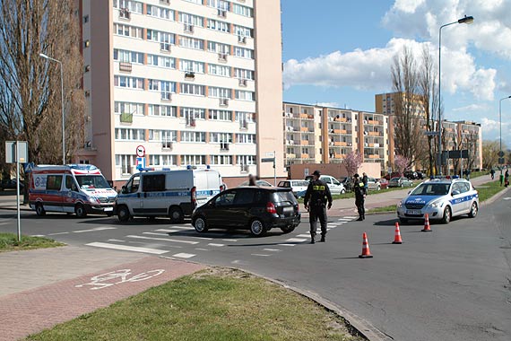 Kierowca hondy na ciece rowerowej potrci rowerzystk. Kobieta z urazem gowy trafia do szpitala