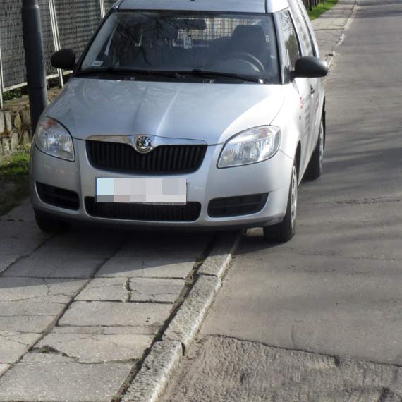 Czytelnik: Tylko wieniak parkuje na chodniku