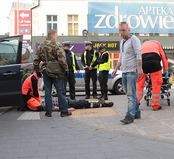 Kierowca forda potrci rowerzyst. Potrcony mczyzna zosta zabrany do szpitala