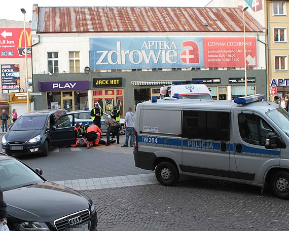 Kierowca forda potrci rowerzyst. Potrcony mczyzna zosta zabrany do szpitala