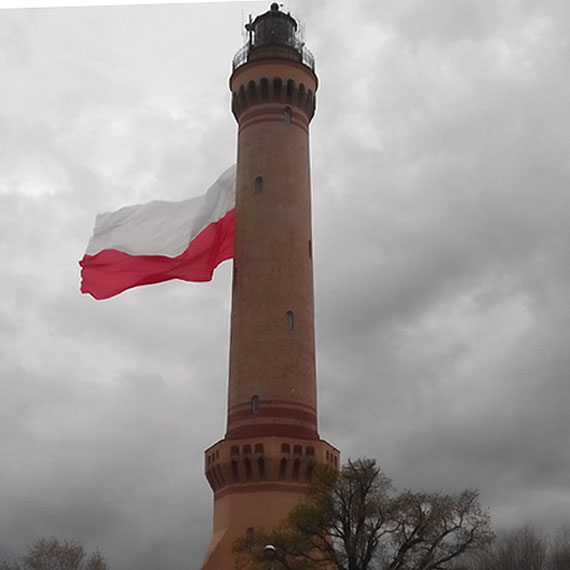 Gigantyczna flaga zawisa na latarni. Prba generalna udana!