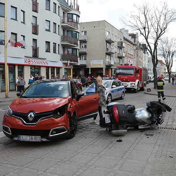 Grony wypadek na Armii Krajowej. W motocyklist wjecha samochd osobowy