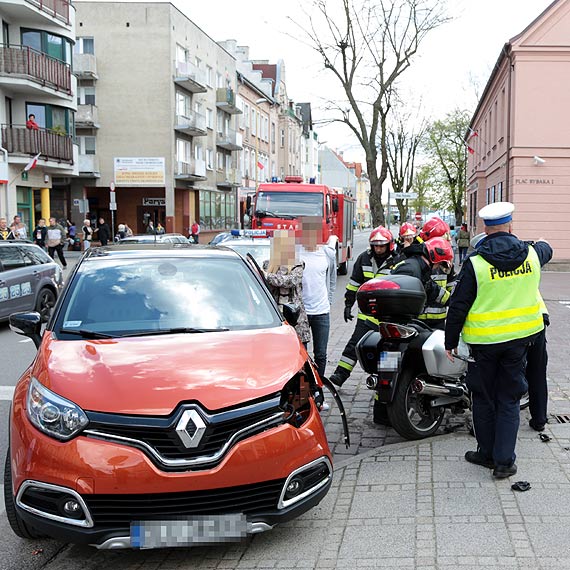 Groźny wypadek na Armii Krajowej. W motocyklistę wjechał samochód osobowy