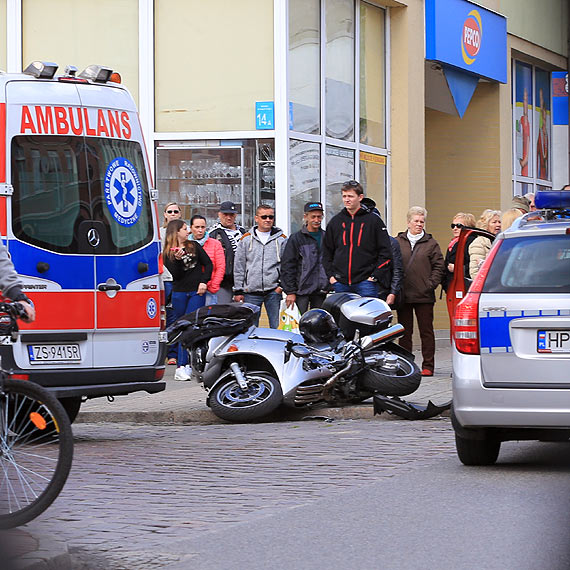 Groźny wypadek na Armii Krajowej. W motocyklistę wjechał samochód osobowy