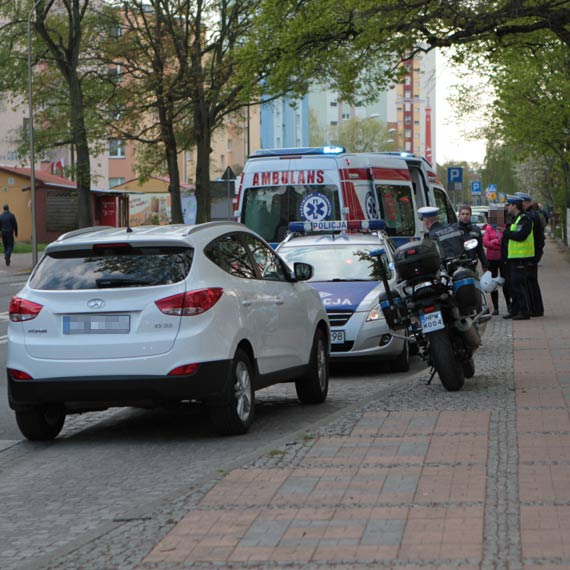 Rowerzystka wjechaa w bok hyundaia. Kobieta z urazem gowy trafia do szpitala