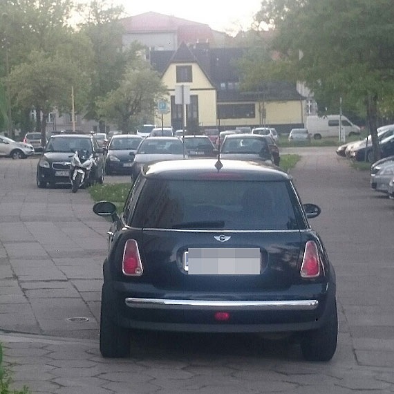 Mistrz parkowania zaparkował na środku chodnika