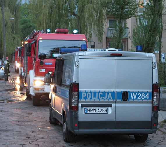 4 zastpy straakw interwenioway na ulicy Konstytucji. Z mieszkania wydobywa si dym...