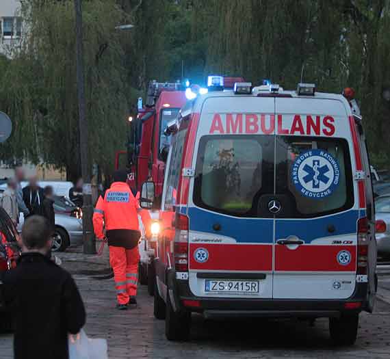 4 zastpy straakw interwenioway na ulicy Konstytucji. Z mieszkania wydobywa si dym...