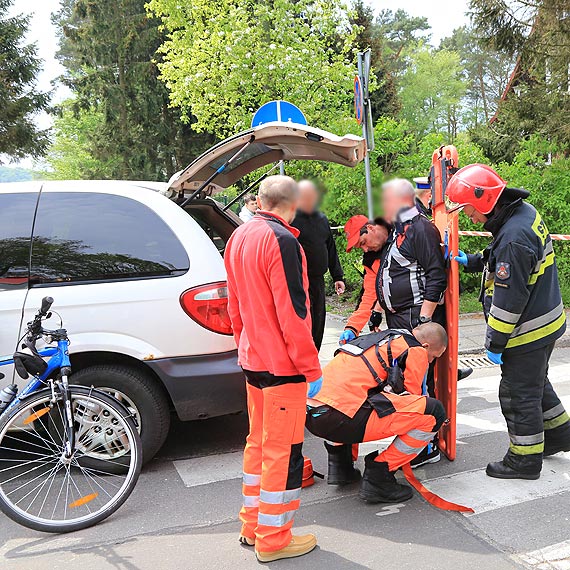 Grone potrcenie rowerzysty na ulicy Mazowieckiej. Mczyzna zosta zabrany do szpitala