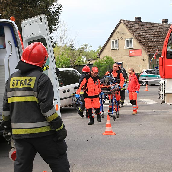 Grone potrcenie rowerzysty na ulicy Mazowieckiej. Mczyzna zosta zabrany do szpitala