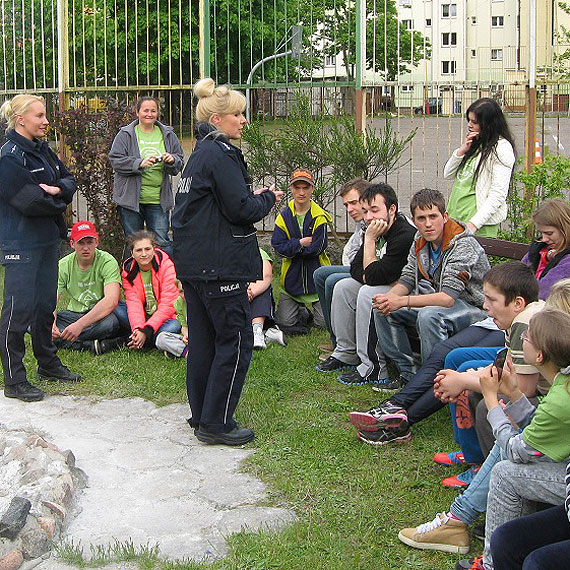 Policjanci z prelekcj o bezpieczestwie i ekologii