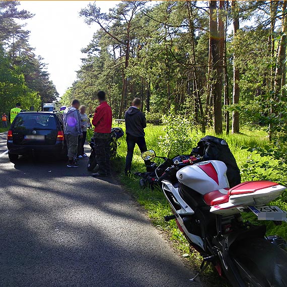 Jadcy motocyklem suzuki uderzy w ty opla. Wypadek na drodze wojewdzkiej 102 pomidzy Koczewem a witouciem