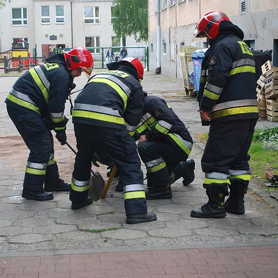 Plama oleju na wjedzie do szkoy. Musieli interweniowa straacy