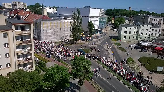 Policja o mercedesie na procesji: Kierowca mia prawo tak si zachowa