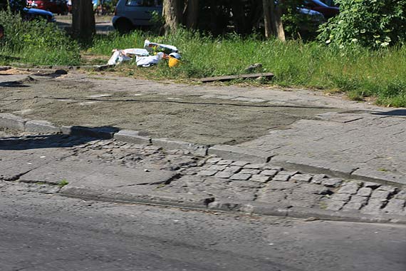 Czytelnik: Ciki sprzt zdemolowa chodnik przy Kotaja! Kto za to odpowie?!