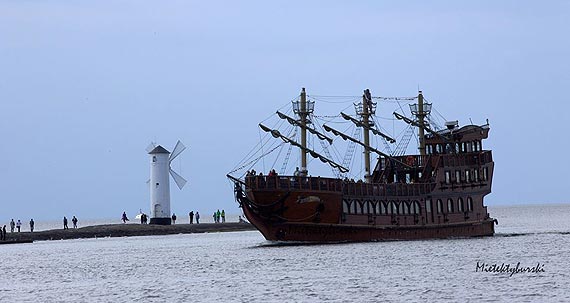 Wielka parada  aglowcw z pokadu statku „ROZA WENEDA”