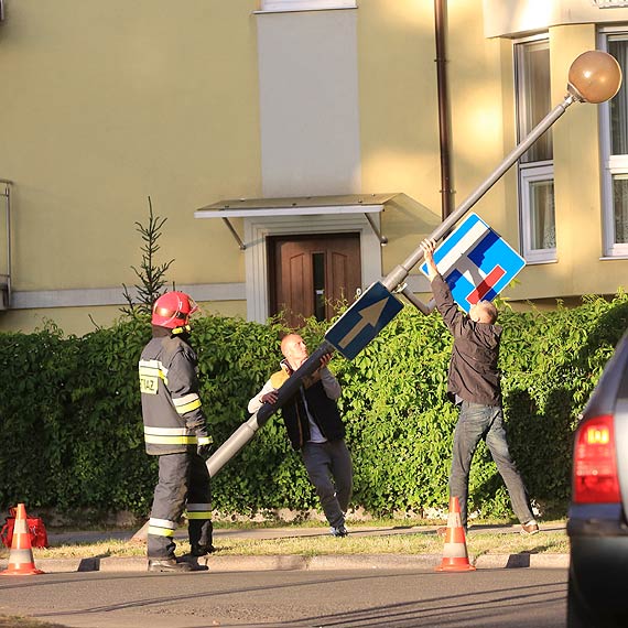 Korozja zjada latarnie uliczn przy Chrobrego. O may wos runaby na przechodniw