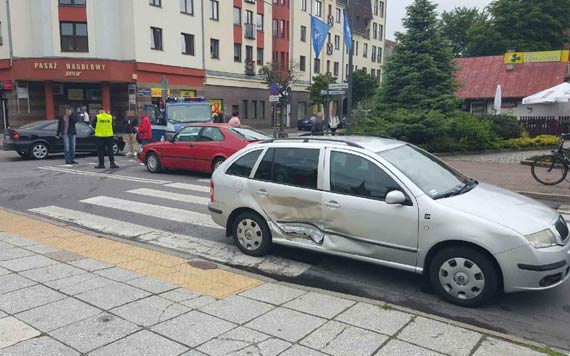 Kraksa na skrzyowaniu. Mae dziecko w szpitalu